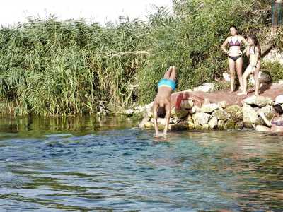 Con i suoi 400 metri di lunghezza questo corso d�acqua si contraddistingue proprio per la bassa temperatura (tra i 5 e i 12 gradi circa), che per� non scoraggia i bagnanti: sono in molti infatti tuffarvicisi, nuotando fino allo Jonio